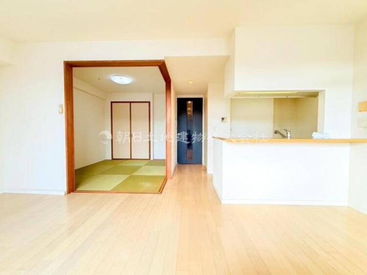 居間 リビングにあふれる採光と心地よい風のつどう調和された空間！！生活を彩る充実した日々が過ごせそうです。家族の滞在期間が長くなることを予測して、設計士が思いと工夫をこらした自慢のリビングダイニング！！！ 