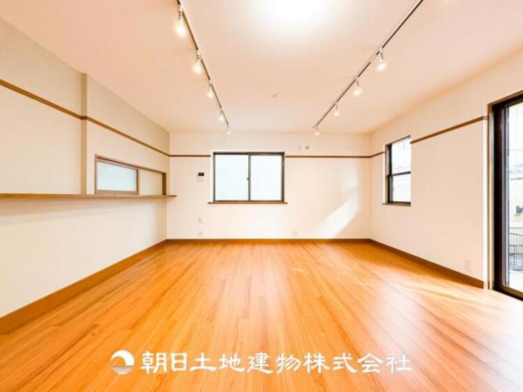 居間 大切なご家族、招いた友人と過ごすひと時を溢れる光が優しく包み込む空間。