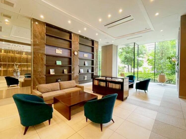 その他 上品な静けさに包まれたロビーは、まるでホテルのラウンジのような美しさです