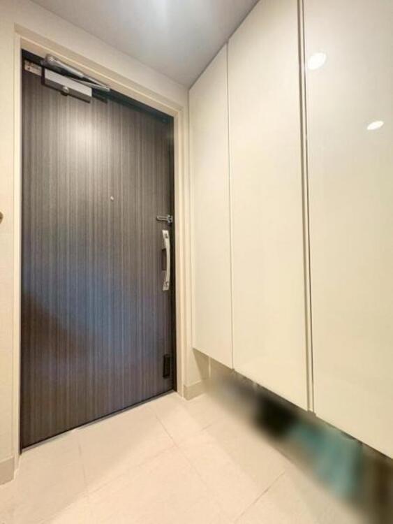 その他 天井までのトール型シューズボックスが標準装備