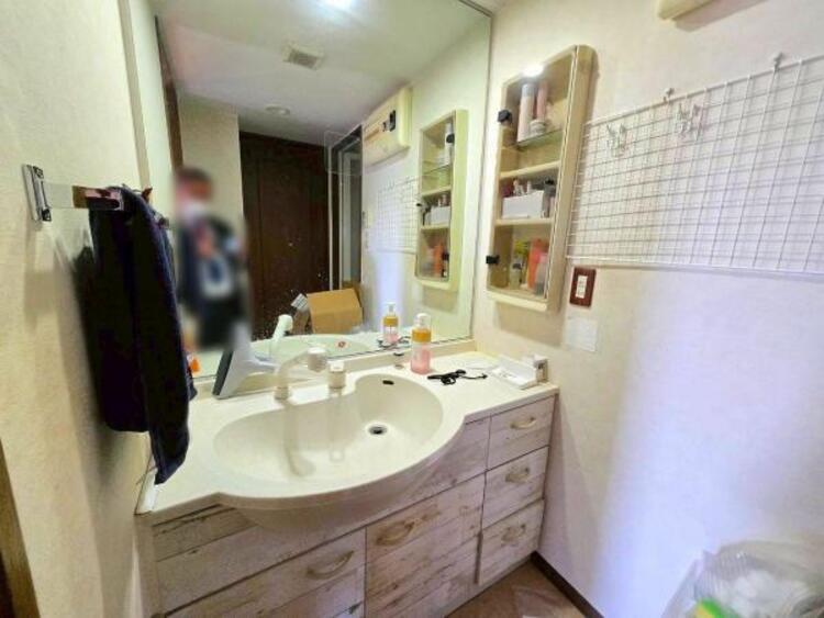 洗面 大きな鏡で朝の支度もしやすいですね