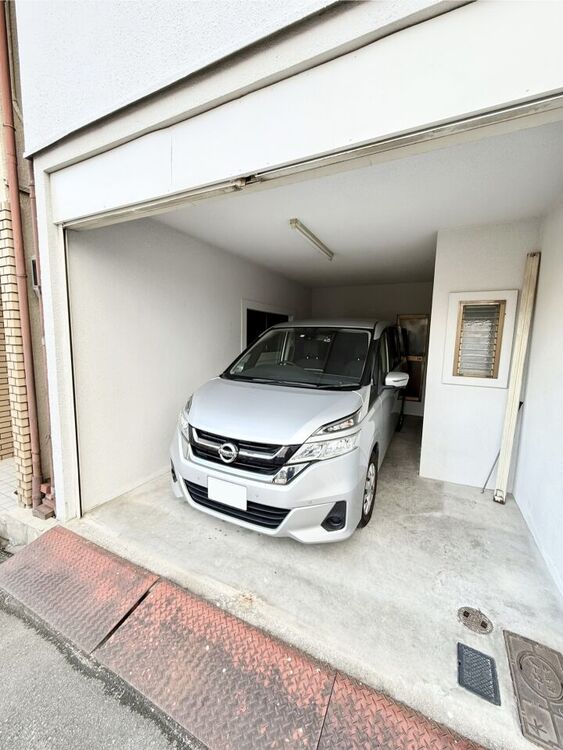 その他 弊社社用車セレナを止めても十分なスペースがある程広くなってます♪