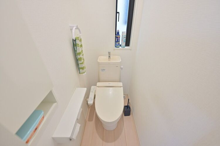 その他 1階トイレ◇暖房洗浄便座付トイレ壁に収納もあります。