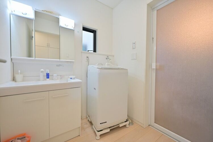 その他 三面鏡の洗髪シャワー付き洗面台