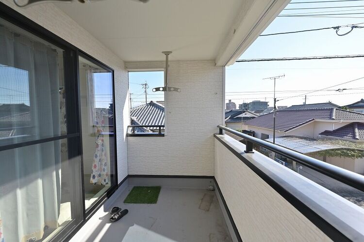 その他 奥行深くてワイドなバルコニーは屋根も付いていて突然の雨でも安心