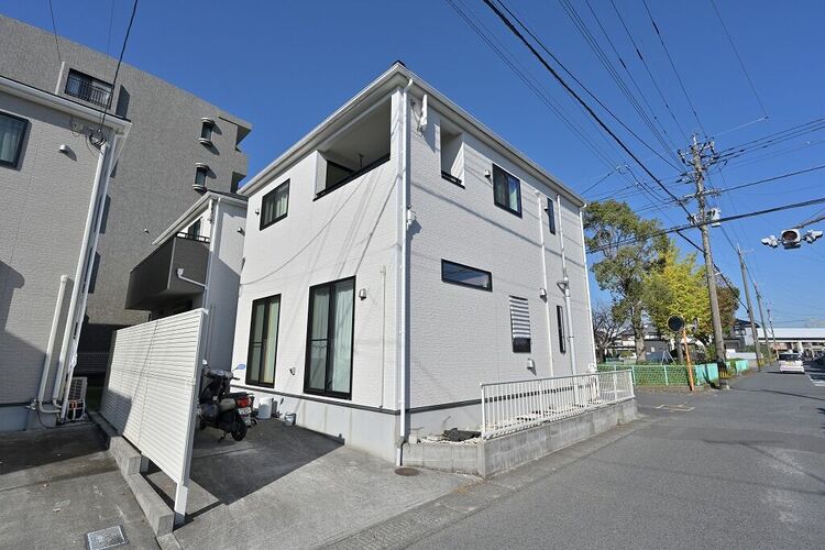 外観 南側にも駐車場あります