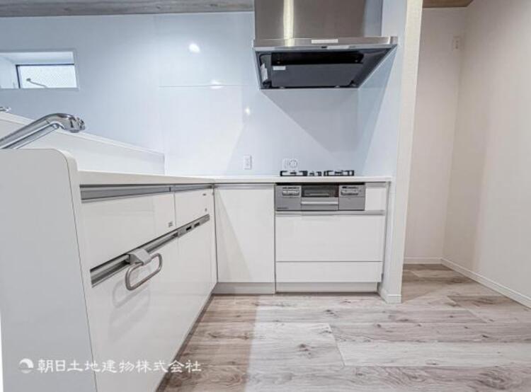 キッチン 【キッチン】広く取られたキッチンスペースはとても便利です。　自由にレイアウトがカスタマイズできます。