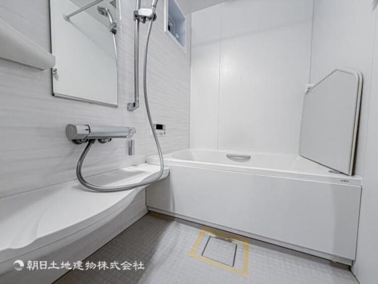 風呂 【浴室】ゆったりと寛げる広々バスで足を伸ばしてリラックス。　最新のユニットバスは設備も充実です。