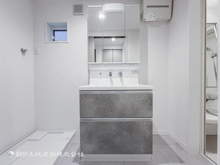 洗面 【洗面・脱衣所】３面鏡、シャワーヘッド、収納など充実の設備。動きやすい広さがあり使い勝手が良好です。