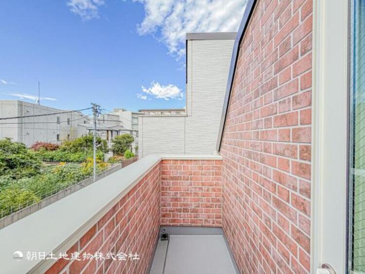 バルコニー 【バルコニー】太陽の光と爽やかな風でお洗濯物は気持ちいいです。