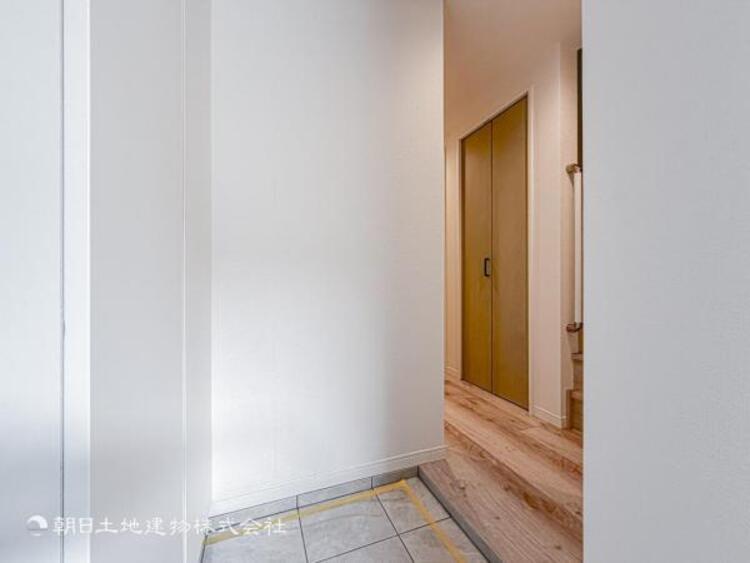 その他 【玄関】明るく広い玄関には収納力に優れたシューズボックス。　靴をスッキリと整頓することができます。