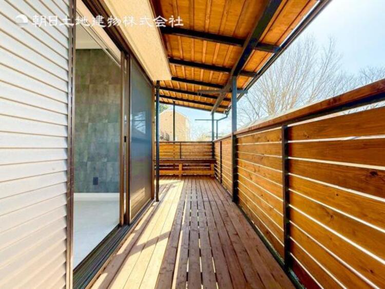 バルコニー 自分だけの時間を満喫できるウッドデッキ！贅沢を味わえる空間になっています！