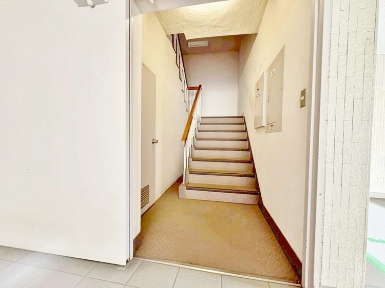 その他 落ち着いた雰囲気の階段。手すりもあり安心ですね。