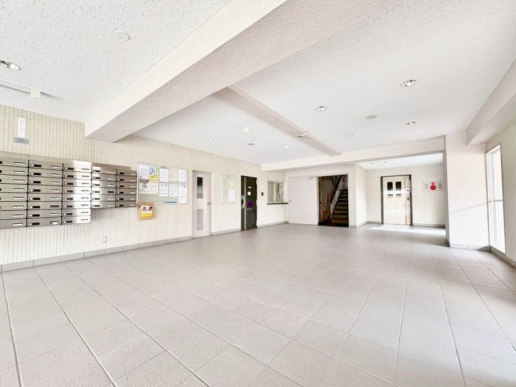 エントランス エントランス内部は、管理が行き届き清潔な共有スペースとなっています。