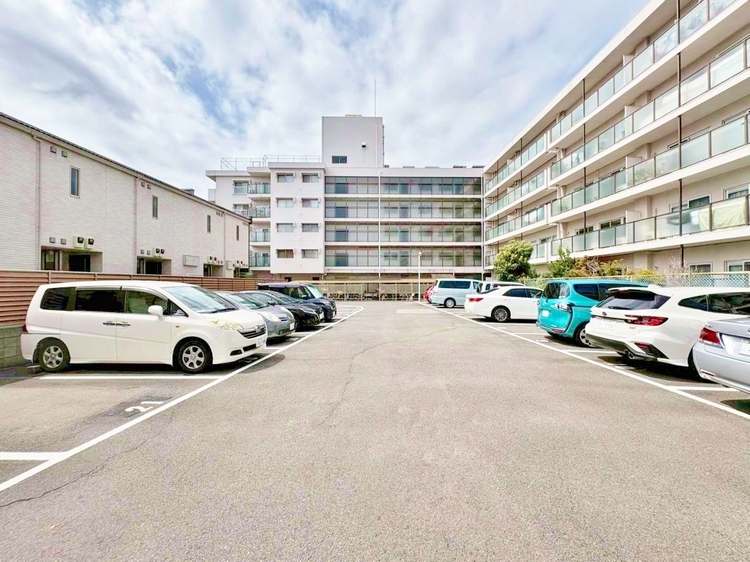 駐車場 本物件の駐車スペースです。車種制限のある場合もございますので、お気軽にお問い合わせくださいませ。