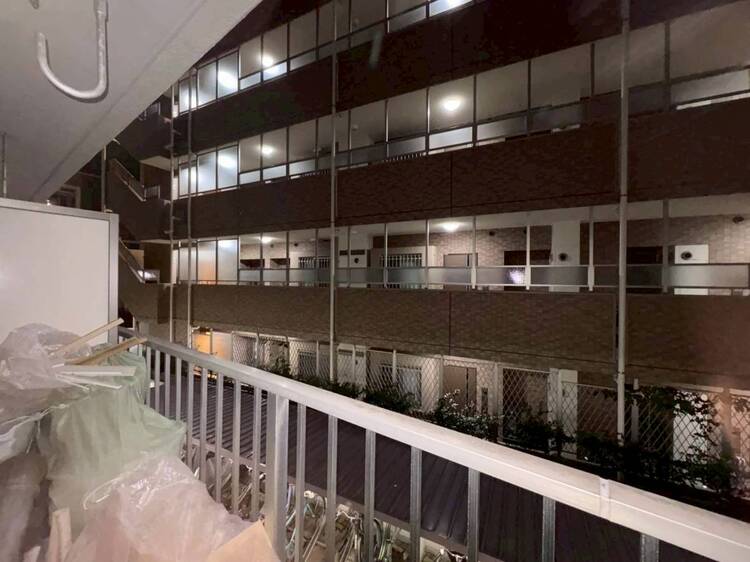 バルコニー 窓を開けると広がる青空。心をリフレッシュして日々を過ごしていきましょう。