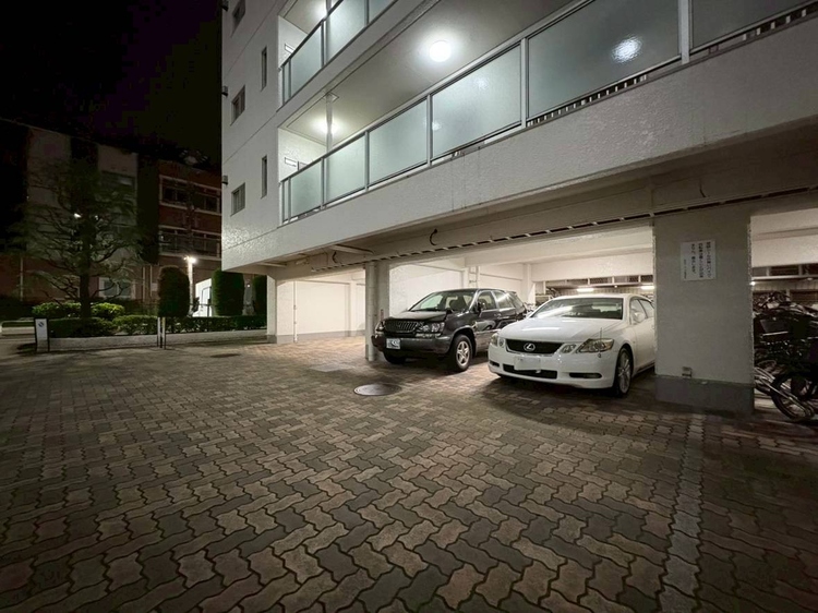 駐車場 本物件の駐車スペースです。車種制限のある場合もございますので、お気軽にお問い合わせくださいませ。