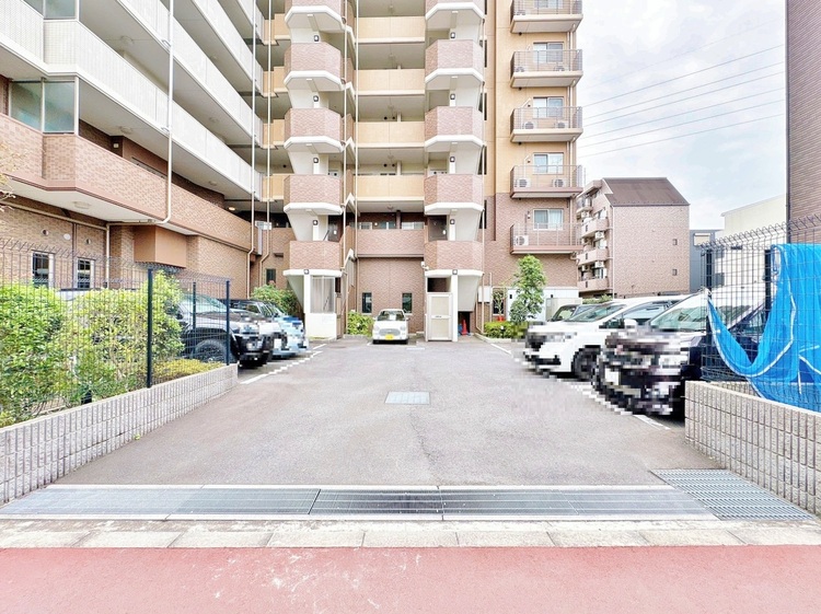 駐車場 本物件の駐車スペースです。車種制限のある場合もございますので、お気軽にお問い合わせくださいませ。