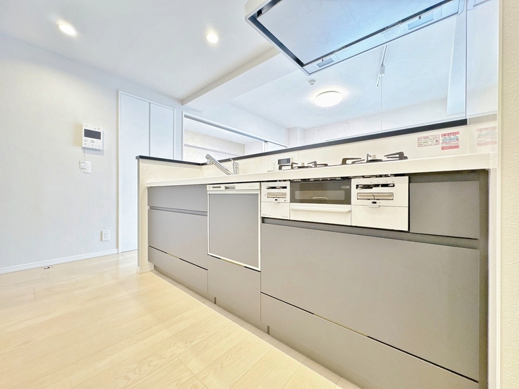 キッチン スマートな意匠と充実の機能を備えたキッチンが、暮らしにおいしい彩りを添えます。