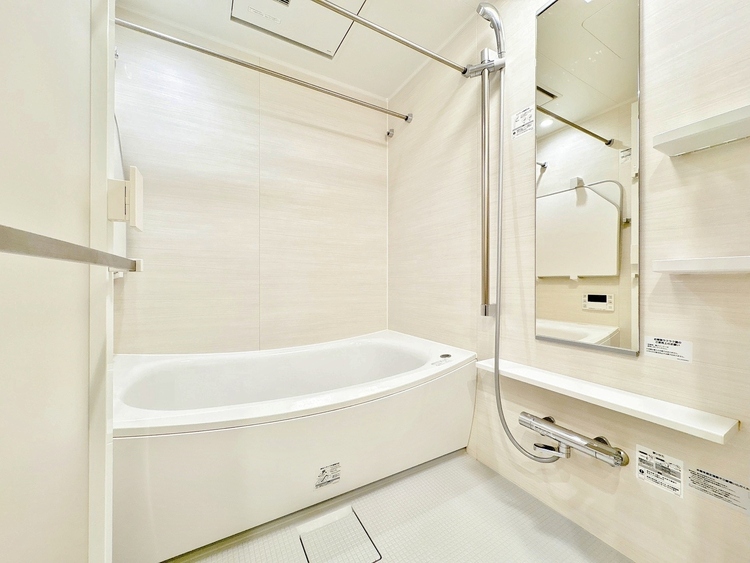 風呂 一日の疲れを癒すバスルームは、心地よいリラックスを叶える清潔感溢れる空間です。