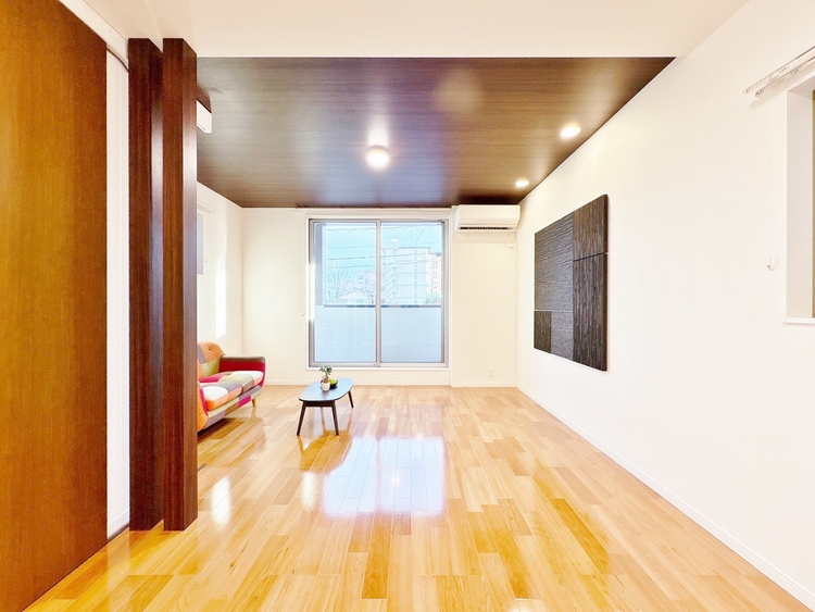 居間 居心地の良い空気感は、暮らしのステージを彩り、心からのやすらぎと満足感を与えてくれます。