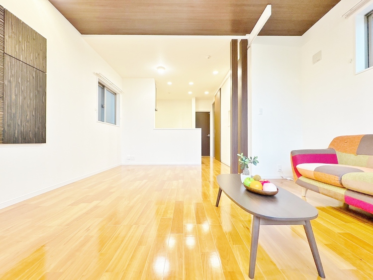 居間 飾り過ぎないシンプルな内装と偏り過ぎないデザインで統一しました。