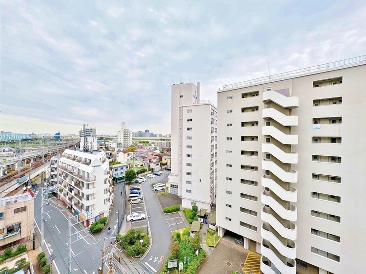 バルコニー 窓を開けると広がる青空。心をリフレッシュして日々を過ごしていきましょう。