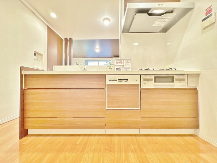 キッチン スマートな意匠と充実の機能を備えたキッチンが、暮らしにおいしい彩りを添えます。