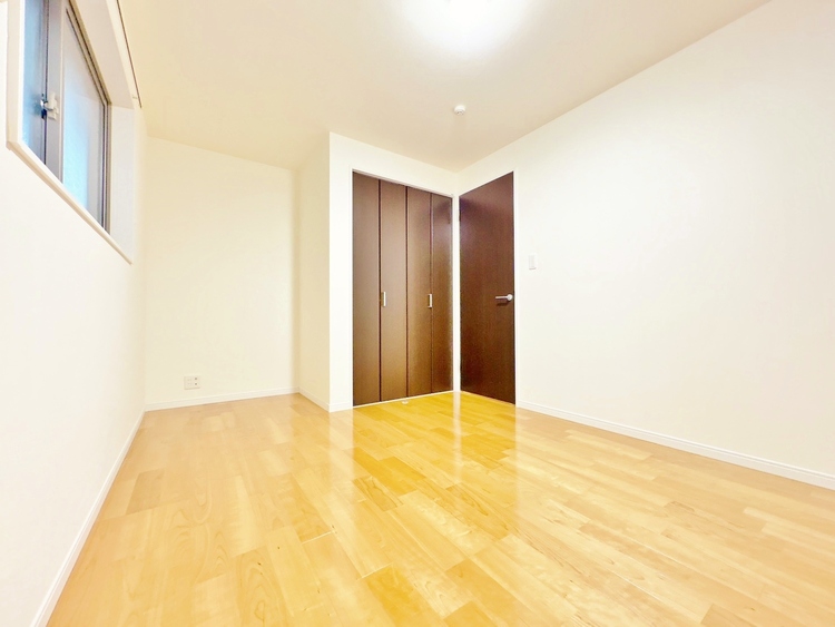 寝室 ベッドも十分に設置するスペースがあります。