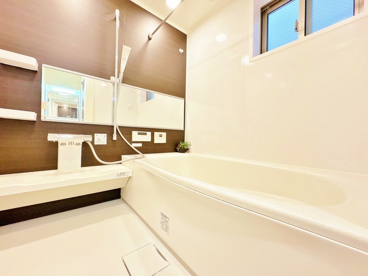 風呂 一日の疲れを癒すバスルームは、心地よいリラックスを叶える清潔感溢れる空間です。