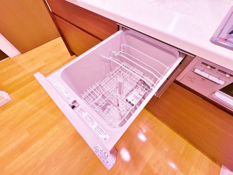 設備 家事の時短に役立つ食洗機。省スペースのビルトインタイプを採用致しました。