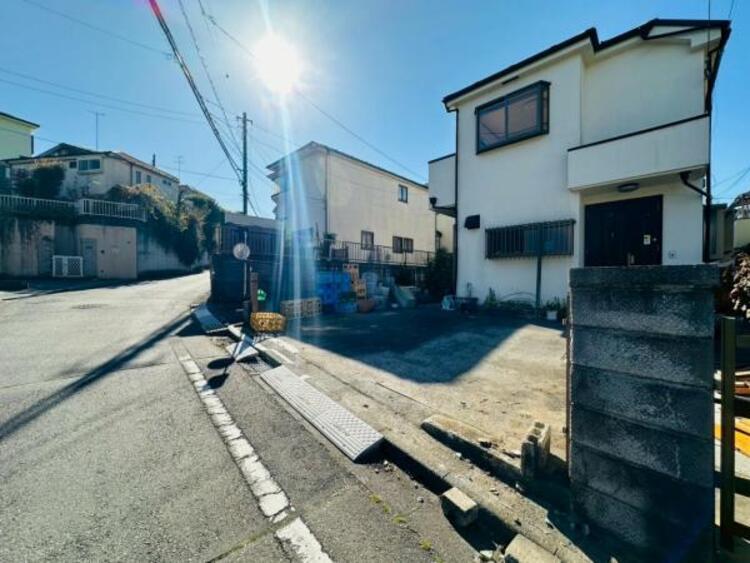 外観 カースペースは並列2台分！駐車が苦手な方でも安心です。