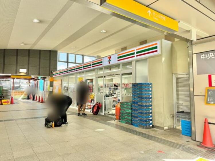 周辺 セブンイレブン 中央大学・明星大学駅店迄220ｍ