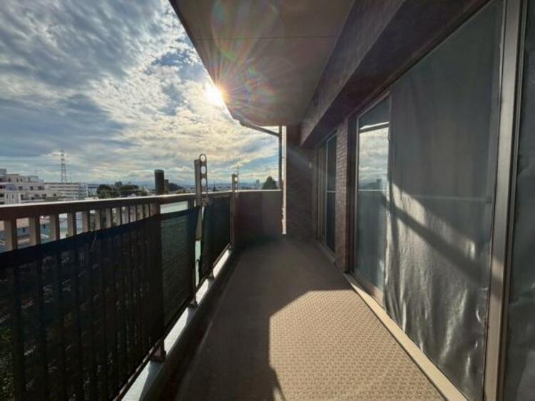 バルコニー 南向きの為陽当たりが良いです。