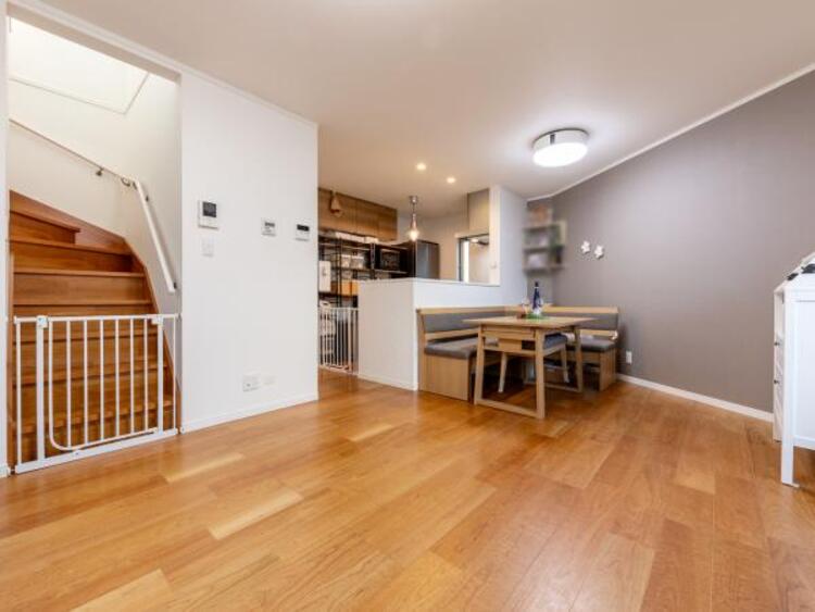 居間 くつろげるリビングは話に夢中になりすぎて、ついつい時間を忘れてしまう。そんな束の間の幸せを感じさせてくれる場所です。