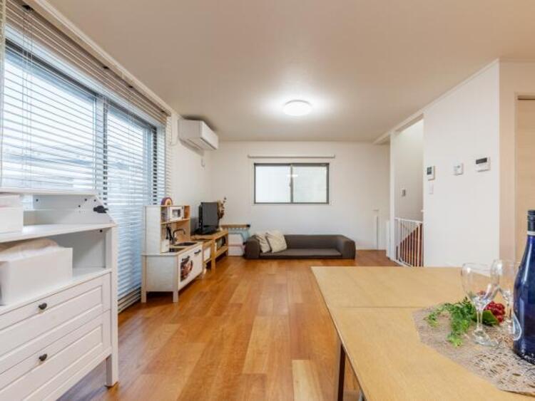 居間 家族はもちろん友人たちもリラックス。仲間を呼び寄せる風通しの良い家。光と風が通るリビングで充実した毎日を。