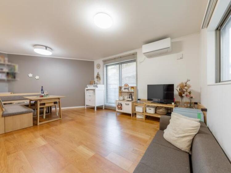 居間 ゆったり16帖の広々リビング。明るさと風が入る窓配置が安らげる空間を演出します。