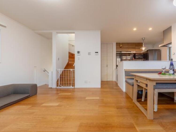 居間 動線を繋ぐリビングイン階段で開放的な室内に挨拶の声が元気に響きます。