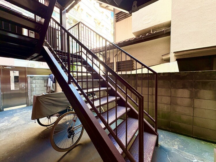 その他 共用部の階段です。明るく清潔に管理されています。