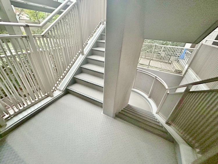 その他 共用部の階段です。明るく清潔に管理されています。