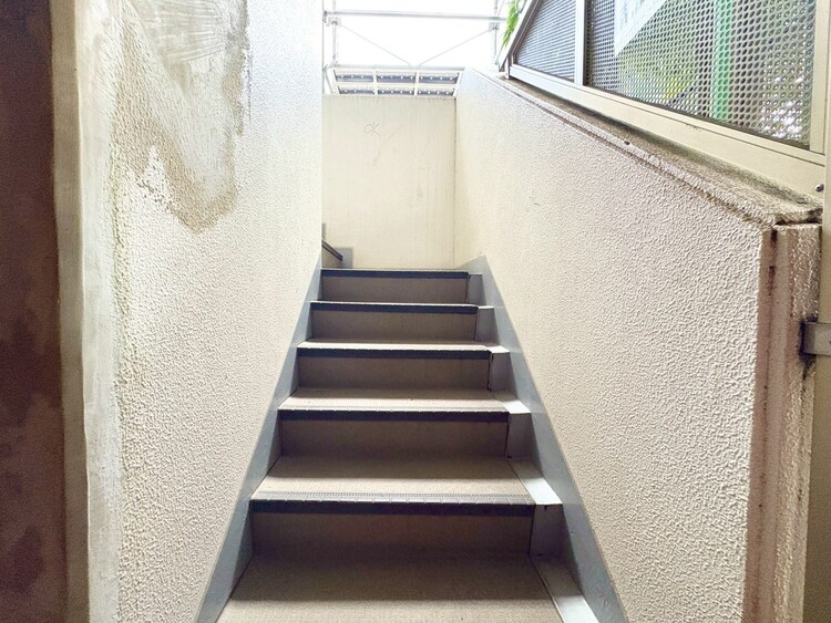 その他 共用部の階段です。明るく清潔に管理されています。