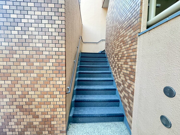 その他 共用部の階段です。明るく清潔に管理されています。