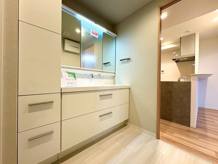 その他 清潔感を感じられる洗面化粧台。