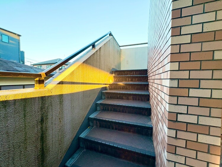 その他 共用部の階段です。明るく清潔に管理されています。