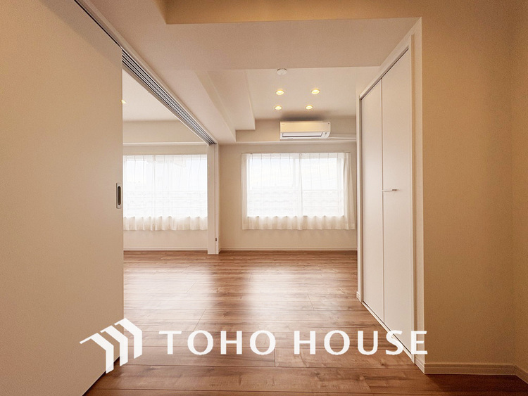 内装 広がりのある住空間、家族が集まるリビング・ダイニング