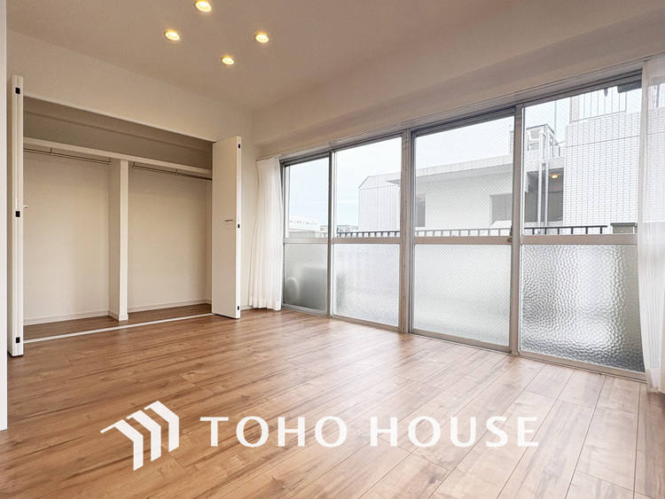 内装 窓の多いお部屋は、たっぷりの陽射しを取り入れてくれます