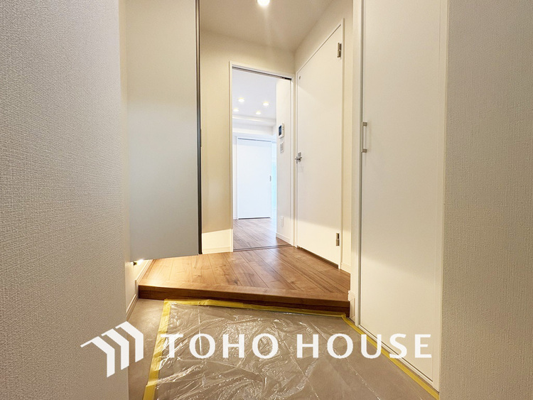 玄関 飾り過ぎないシンプルな内装の玄関