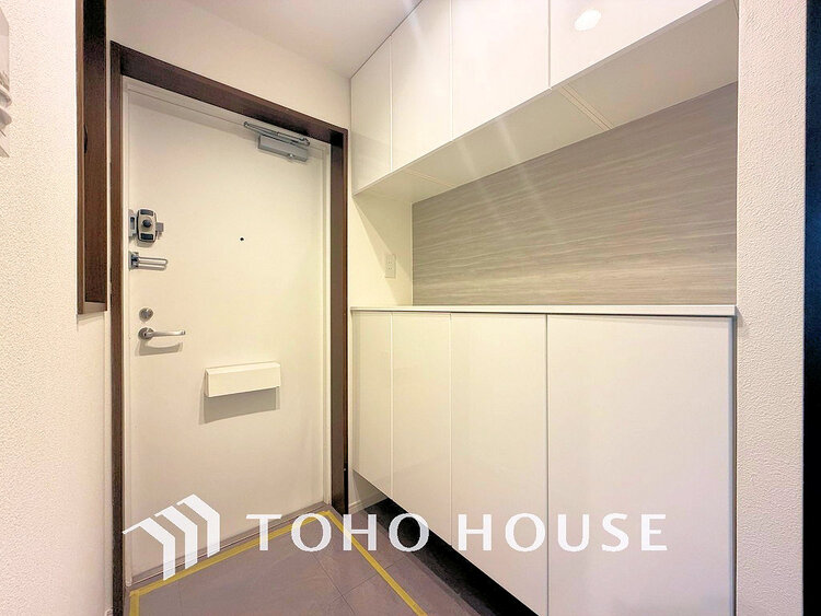 玄関 落ち着いた雰囲気の玄関、家族の帰りを暖かく迎えてくれます