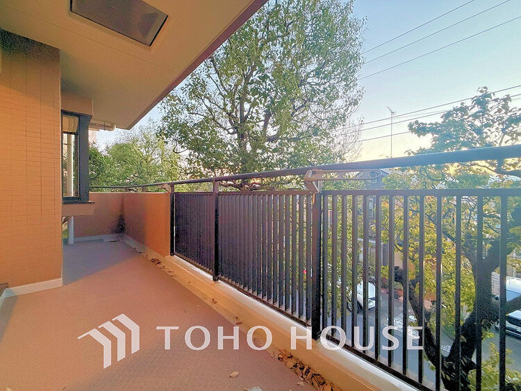 バルコニー 日当たりの良いバルコニーで晴れの日の洗濯物も楽しみになりますね