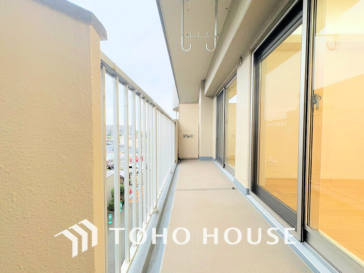 バルコニー 日当たりの良いバルコニーで晴れの日の洗濯物も楽しみになりますね